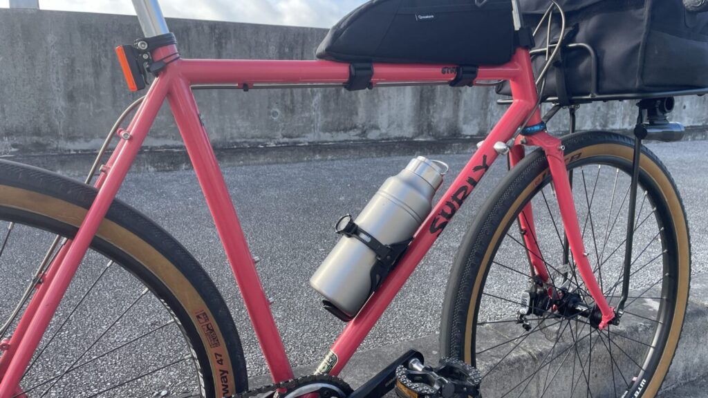 サーモンキャンディレッドのSURLY Straggler
