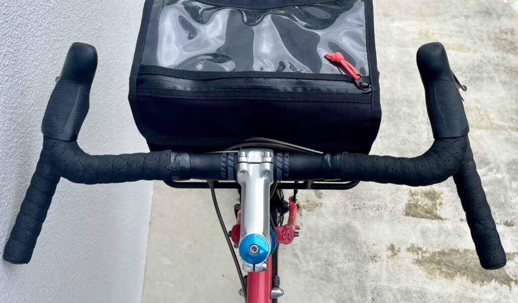Ritchey Corralitos 460mmとフロントバッグを装着したハンドル周辺