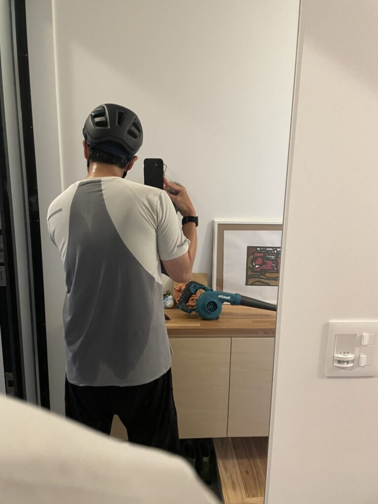ティゴラ アイドライ通気ランニング半袖Tシャツを着用して片道25km自転車通勤した帰宅直後の背面