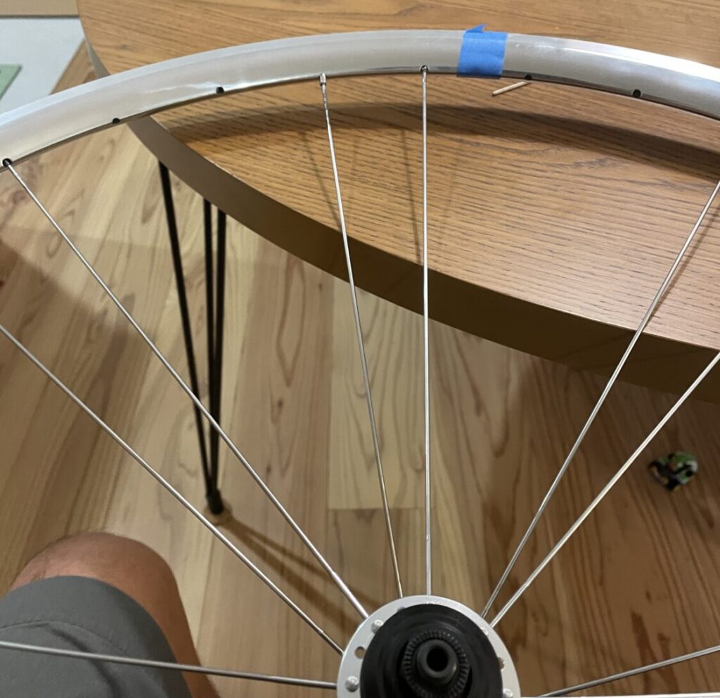 H PLUS SON AT25とSapim Raceを3クロスで組んでいる途中